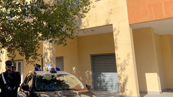 fisciano bimba giu dalla finestra il padre guarda come volano gli uccellini