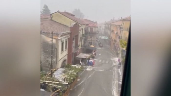 maltempo forte acquazzone a montella detriti e fango invadono strade e terreni