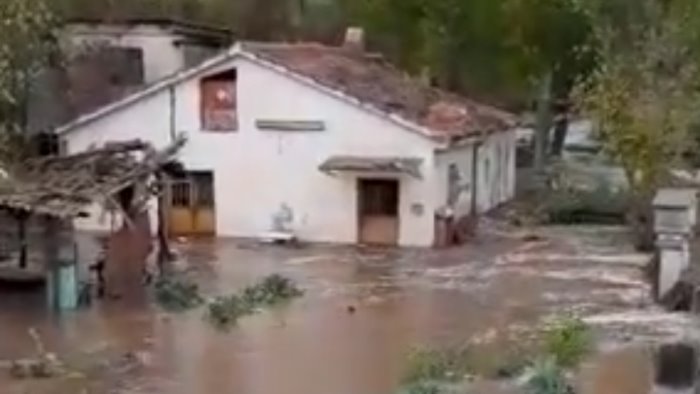 maltempo esonda il fiume sabato allagamenti a santa lucia di serino e allerta