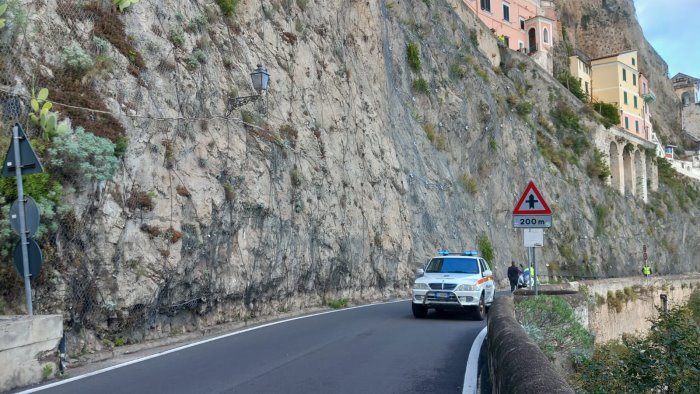 amalfi masso pericolante nuova chiusura per la statale amalfitana