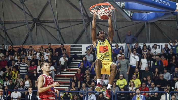 basket la givova scafati firma l impresa battuta l ea7 emporio armani milano