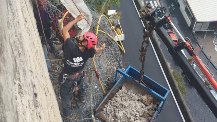 il maltempo rallenta la messa in sicurezza l amalfitana resta chiusa