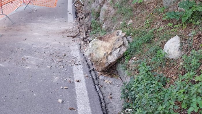 crolla un altro masso a ravello istituito il senso unico alternato su ex373