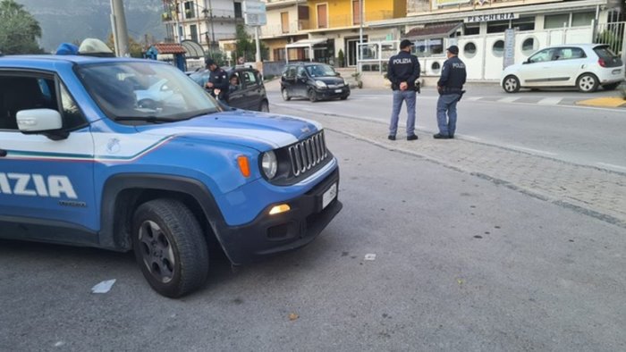 posti di blocco e perquisizioni a sarno trovati uno scooter rubato e droga