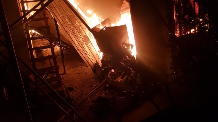 incendio doloso a carife in fiamme un prefabbricato con mobili antichi