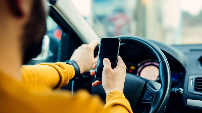il 10 per cento degli italiani gira video col cellulare mentre guida