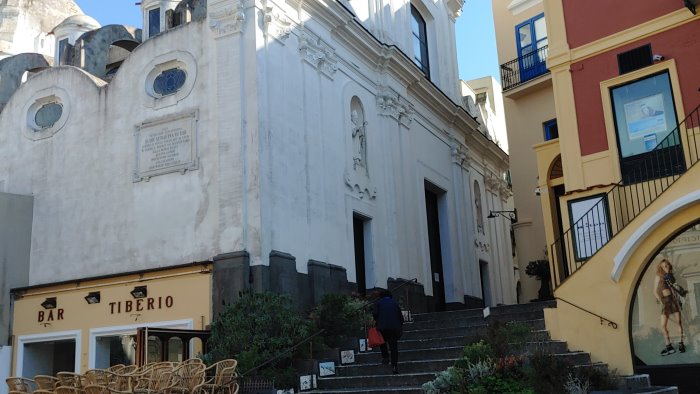 Emergenza Casa, clamoroso a Capri: la parrocchia sfratta famiglie disagiate  - Ottopagine.it Napoli