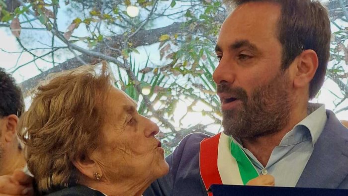vico equense la centenaria nonna anna maria accendera l albero di natale
