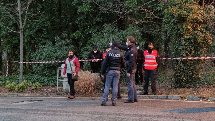 cadavere carbonizzato scoperto in un rudere nel napoletano e mistero