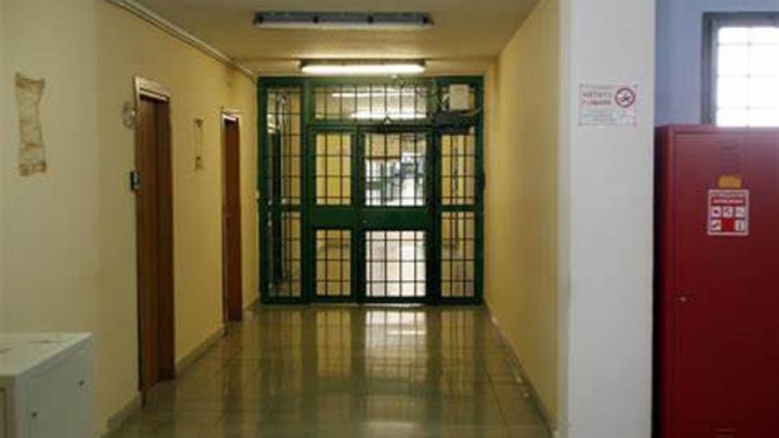 corda e bastone per saltare e calarsi dal muro sventata evasione in carcere