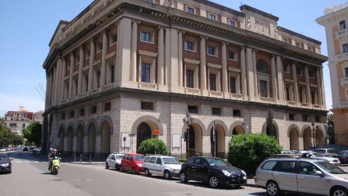scuola medica salernitana assegnate al comune le gran croci al merito