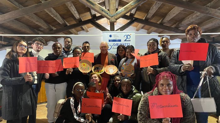 ceramiche e rose pensieri e lacrime per le donne vittime di violenza