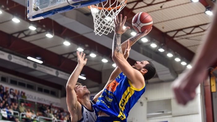 givova scafati basket altro stop in volata vince il banco di sardegna sassari