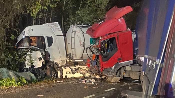 statale telesina scontro frontale tra autoarticolati feriti due camionisti