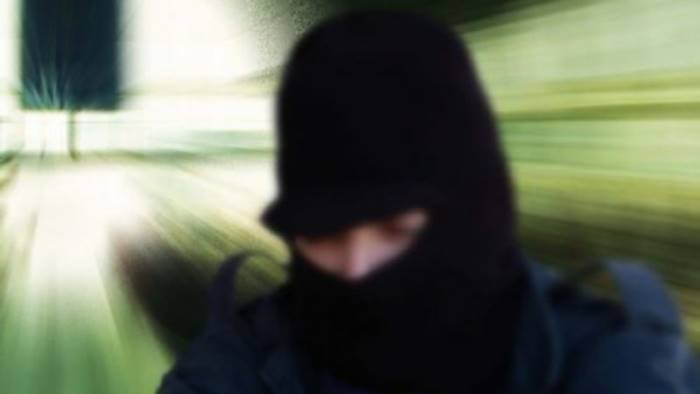 pensionato reagisce a rapina picchiato e mandato in ospedale