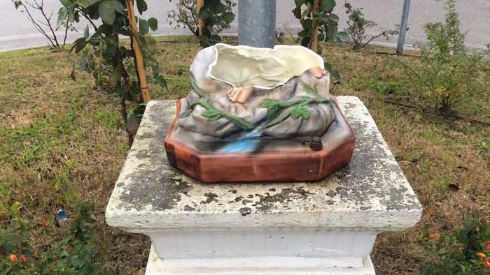 vandali in azione a fisciano distrutta la statua della madonnina