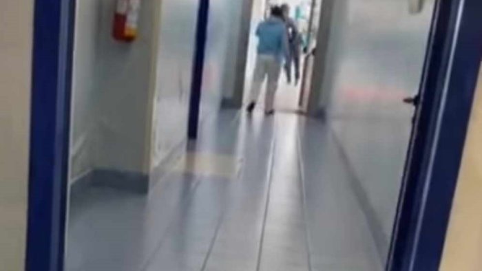 assurdo a capri in ospedale a bordo di un monopattino elettrico