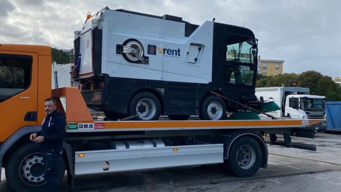 differenziata in arrivo la nuova spazzatrice per il comune di boscoreale