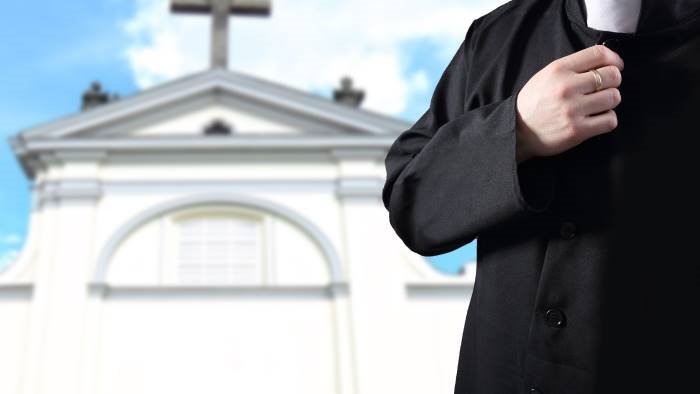 condannato per abusi su minore maxi sequestro al parroco
