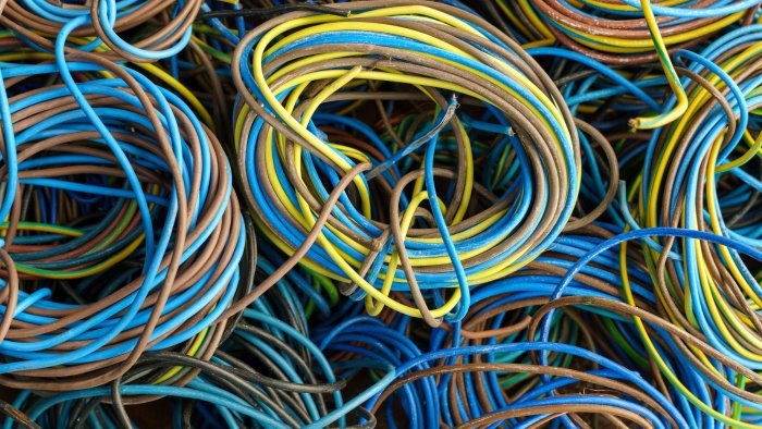 blitz in un deposito sequestrate 700kg di batterie al piombo a cava