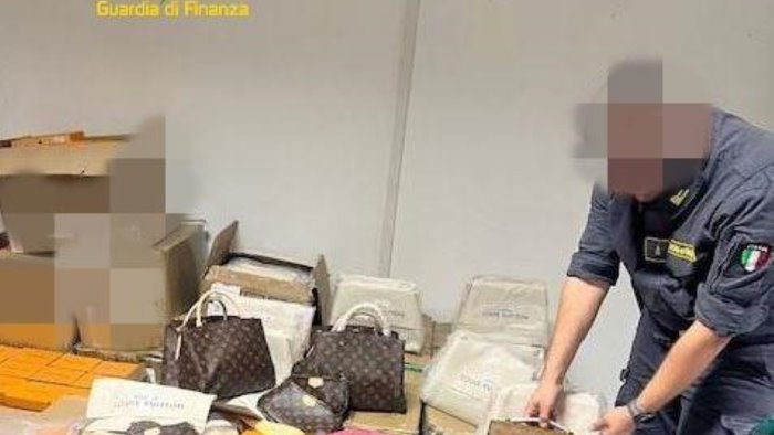 borse e portafogli louis vuitton falsi scatta il sequestro