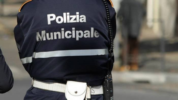 nove asiatici stipati in casa blitz della polizia locale a palma campania