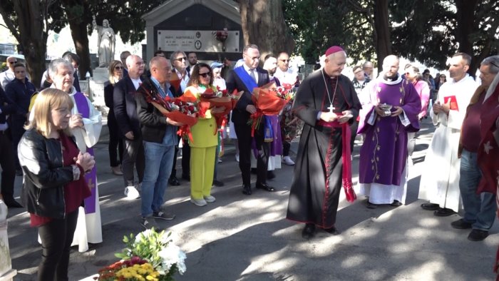 salernitana delegazione al cimitero per la commemorazione dei defunti granata