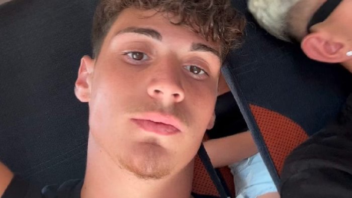 ragazzo ucciso oggi lutto cittadino a casoria per i funerali