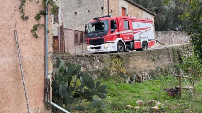 incendio in una casa a vallo della lucania sul posto i vigili del fuoco