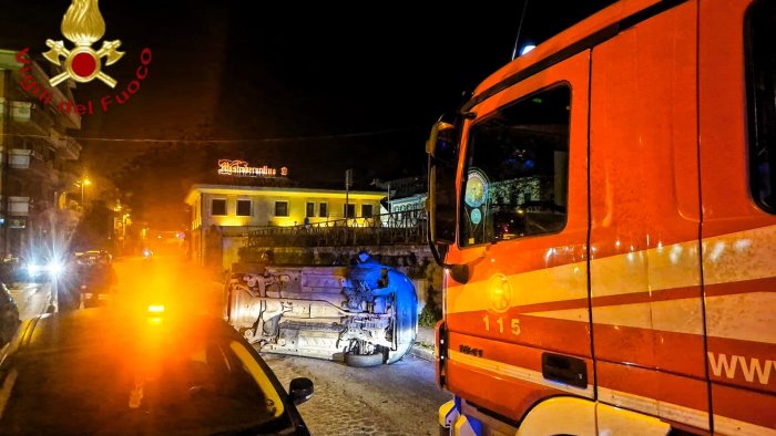atripalda auto si ribalta in via manfredi ferita una donna di manocalzati