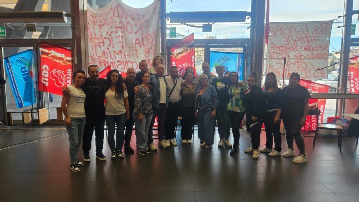 protesta dei dipendenti burger king alla stazione centrale di napoli