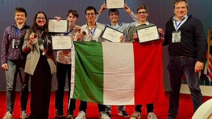 olimpiadi internazionali di astronomia e fisica junior 2025 aversa sul podio