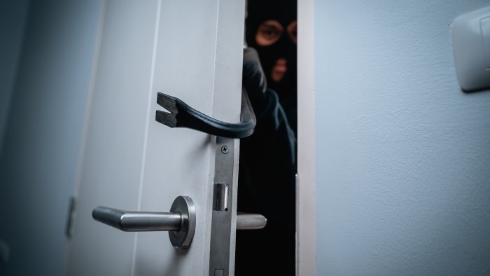 quarto ladri sorpresi in casa in fuga sparano colpi in aria