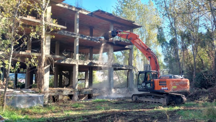 nocera superiore necropoli del pizzone dopo 30 anni giu scheletro di cemento