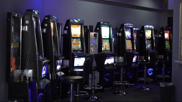 erano in 2 armati e incappucciati siamo sotto choc e stata una rapina lampo