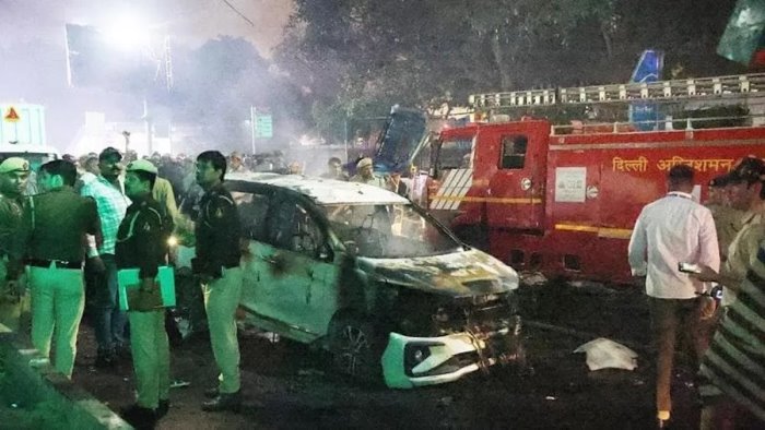 delhi auto esplode vicino al forte rosso strage nel cuore della capitale india