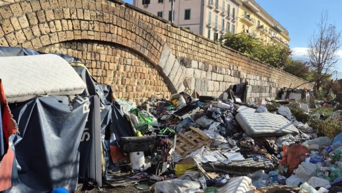 napoli rimossi baracche e rifiuti da area sottostante via ponte maddalena