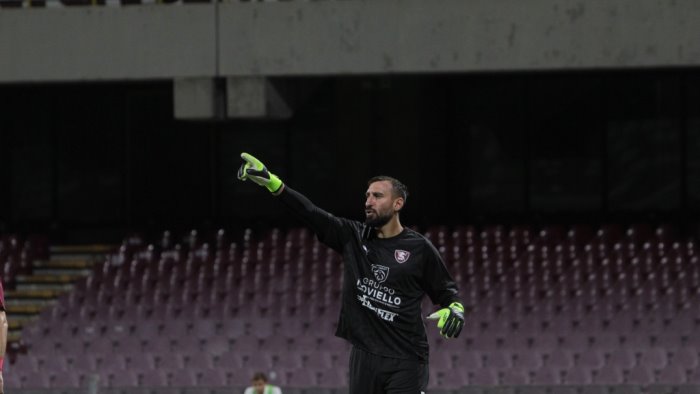 salernitana crotone 0 0 donnarumma ci teniamo il pari la strada e giusta