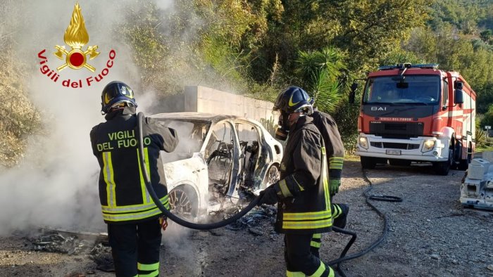 paura in via montestella maserati in fiamme intervengono i vigili del fuoco