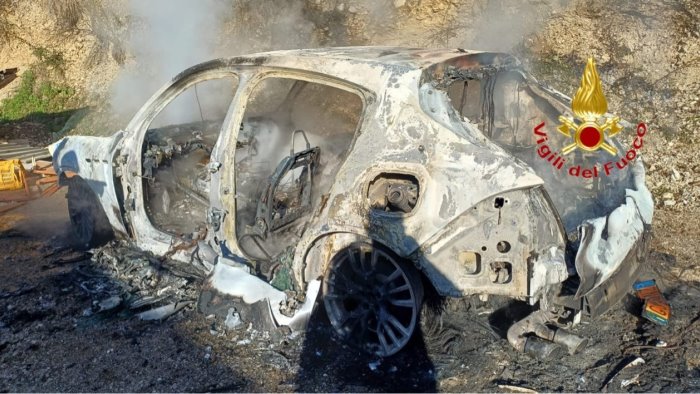 maserati in fiamme donna riesce a mettersi in salvo