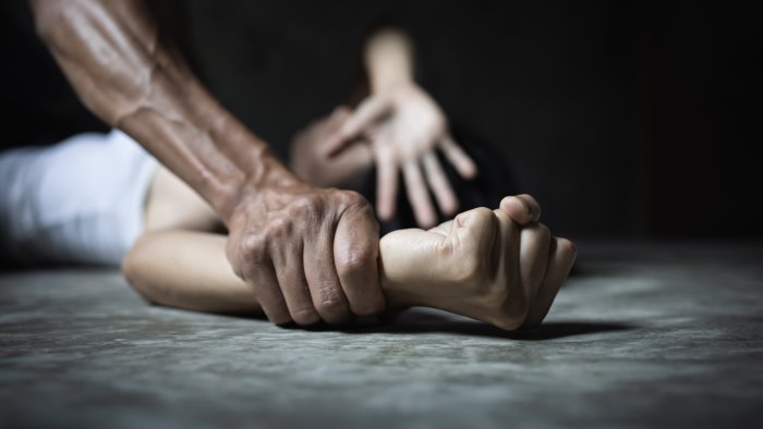 afragola percosse alla fidanzata in auto arrestato e portato a poggioreale