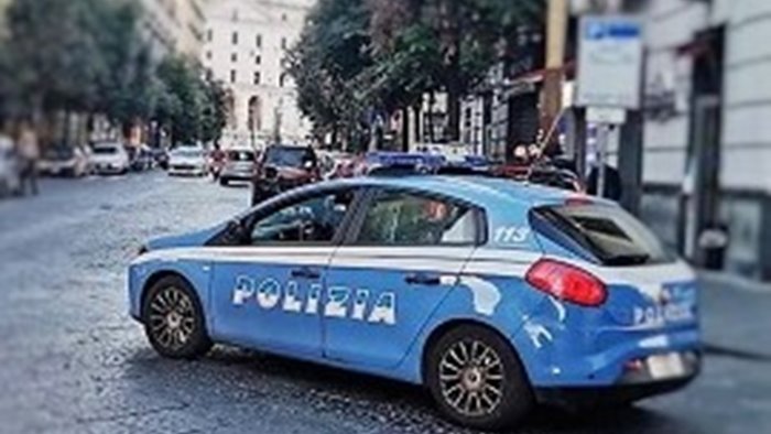 rapina una donna armato di coltello terrore al corso umberto a napoli