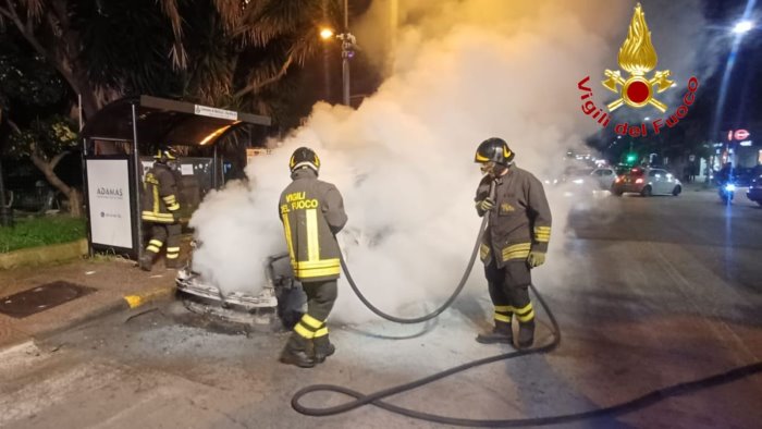 auto prende fuoco durante la marcia conducente in salvo