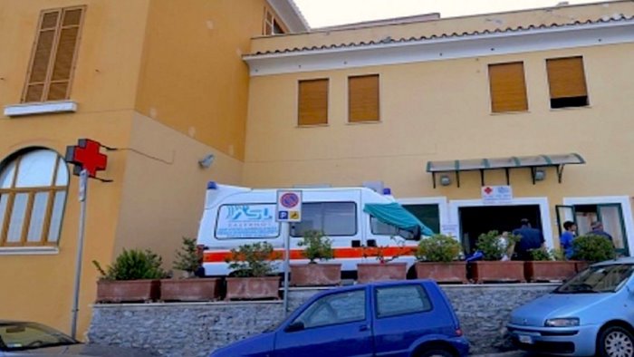 vietri fdi ore di fila all ospedale costa d amalfi perche non c era il medico