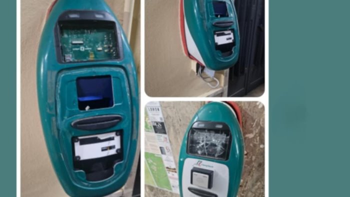 ariano stazione macchinette obliteratrici di trenitalia totalmente devastate