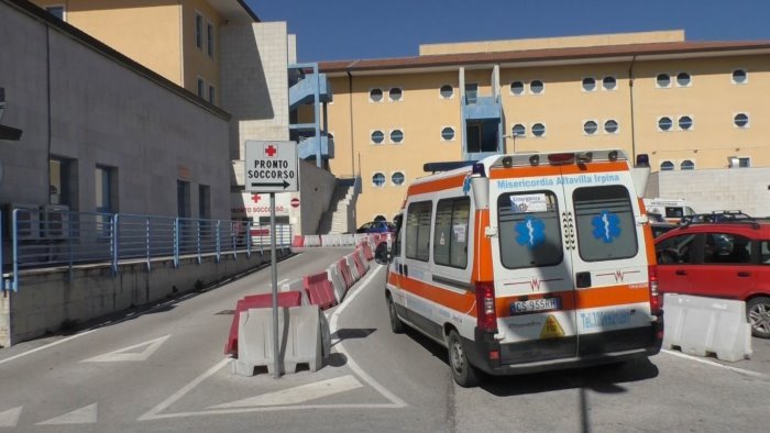 avellino violenza all alba al pronto soccorso 57enne aggredisce i vigilantes