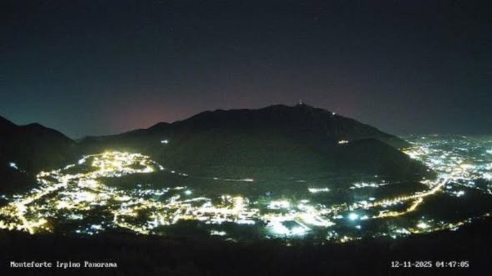 chiarore rosso nella notte archi aurorali illuminano il cielo di montevergine