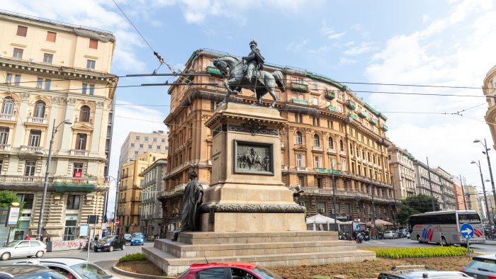 incidente a piazza borsa a napoli ferito un poliziotto trasportato al cto