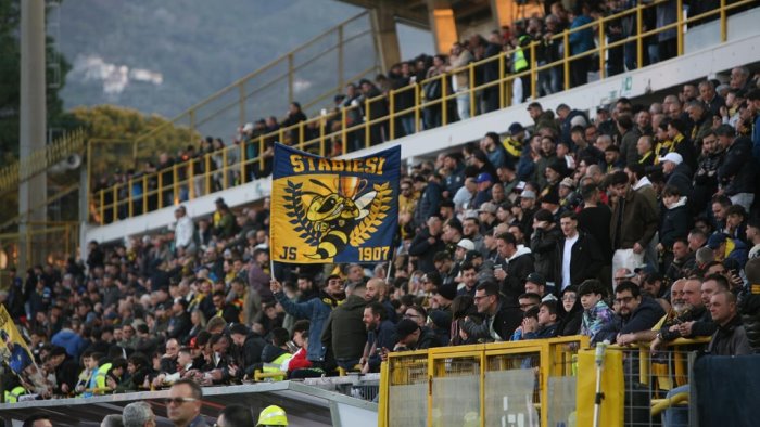 nuova stangata sulla juve stabia trasferte vietate ai tifosi per tre mesi