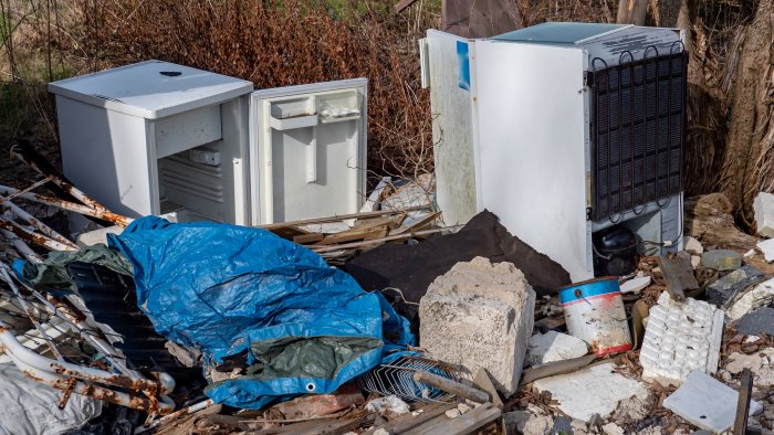 caserta sequestrate due aree per abbandono di rifiuti pericolosi